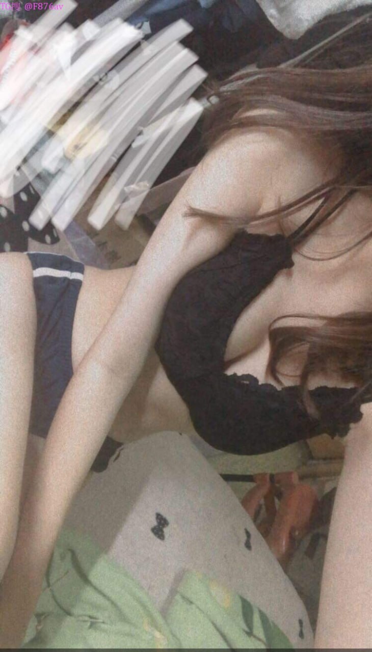 Chị tôi đang ở trong bếp và tôi đang chơi