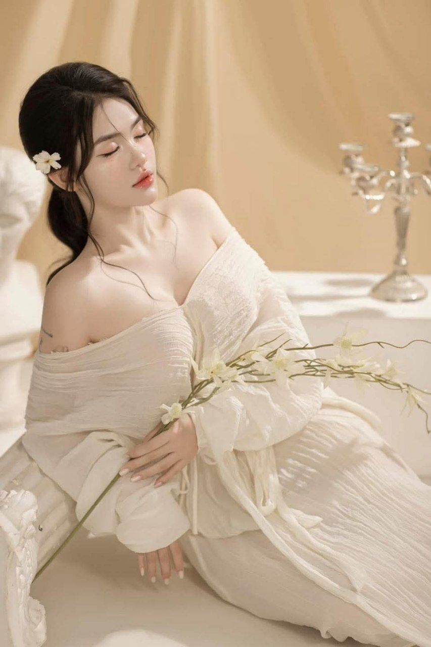 Đang chụp ảnh nude thì thằng em nó cửng to đùng